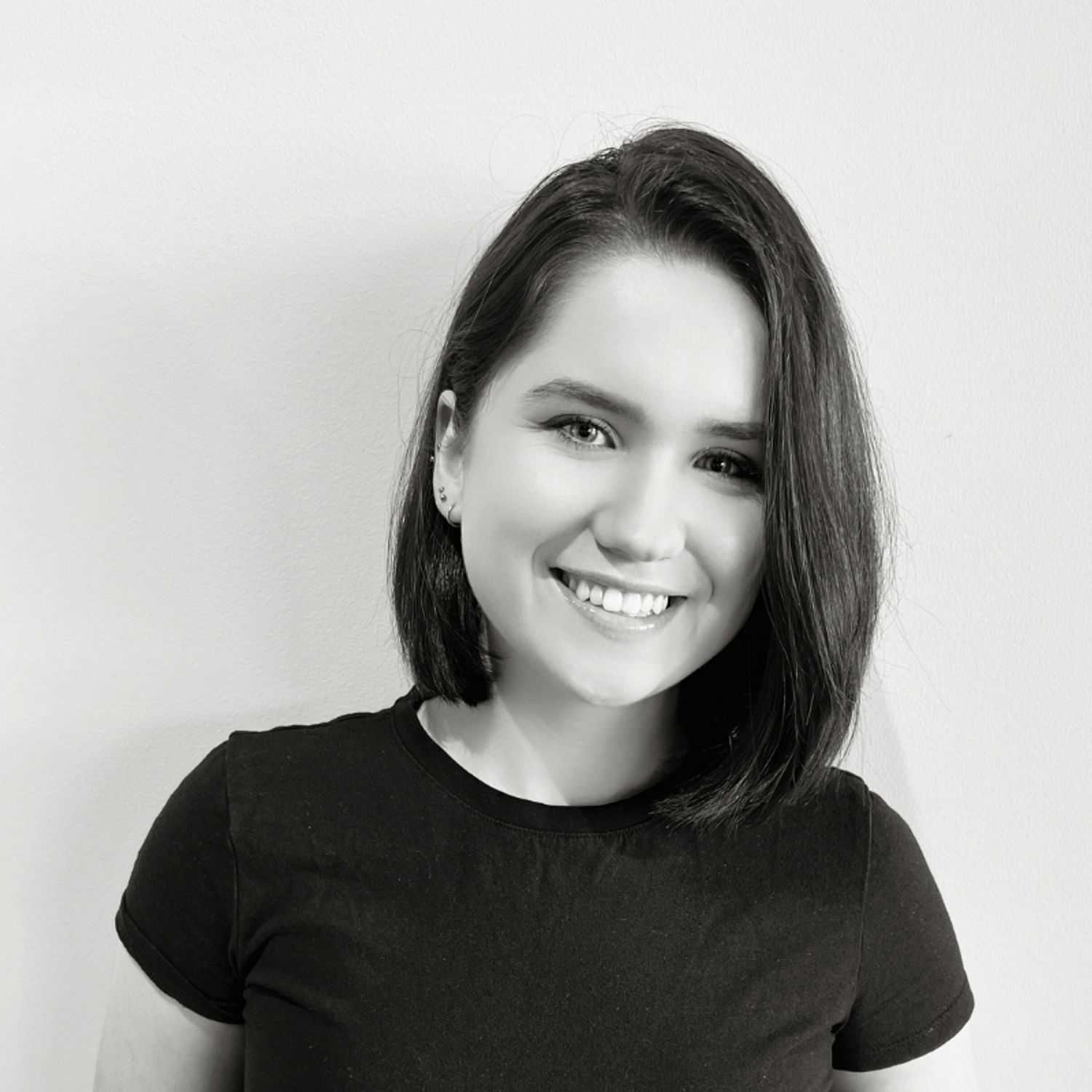 Portrait of Kamila, a professional stylist at Lux Salon, showcasing their expertise and style.